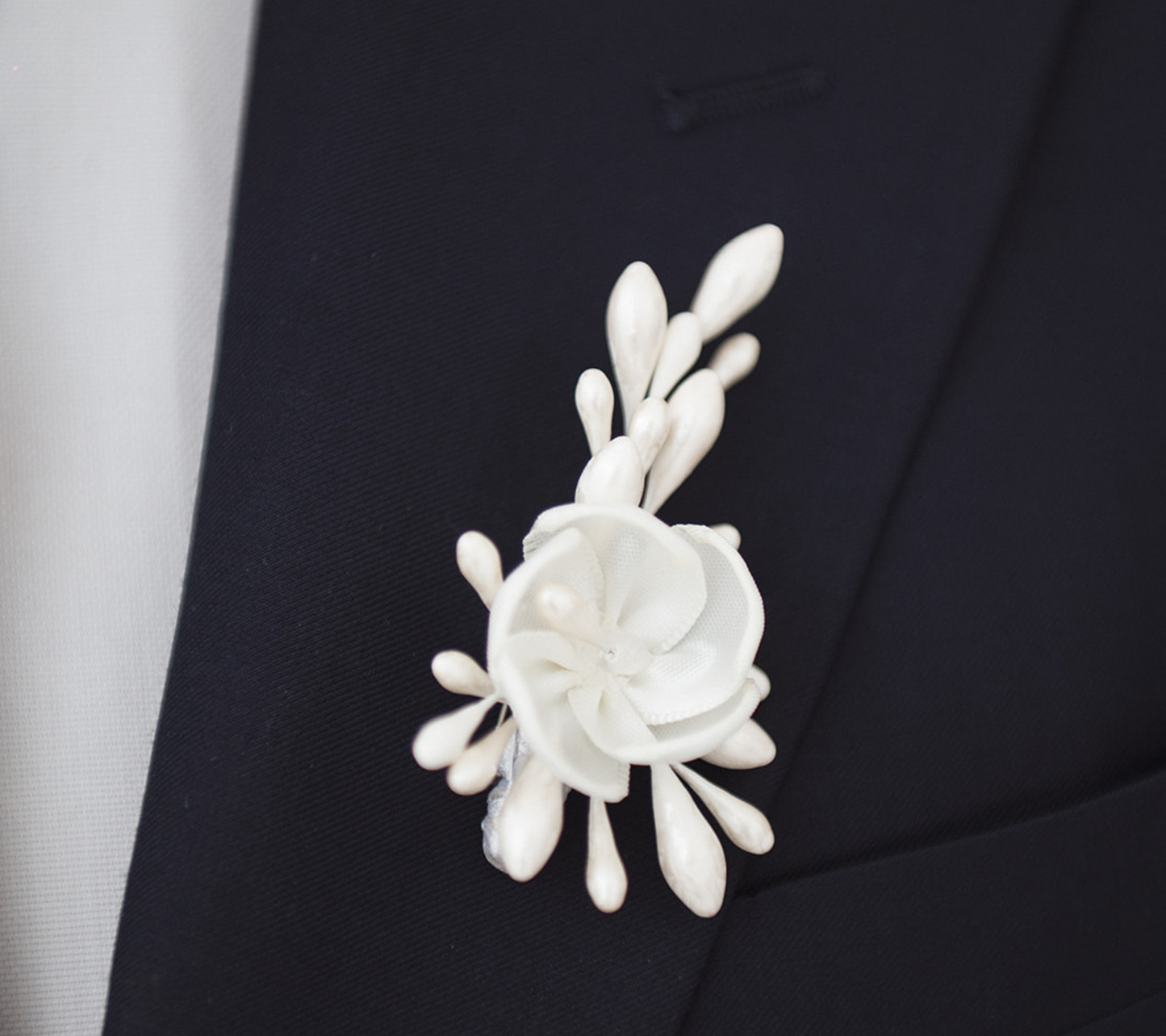 Boutonnier Azares con Rosa